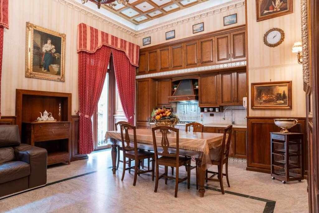 Appartement Royal Duomo Centro Storico 80 Mt Dal Duomo Napels